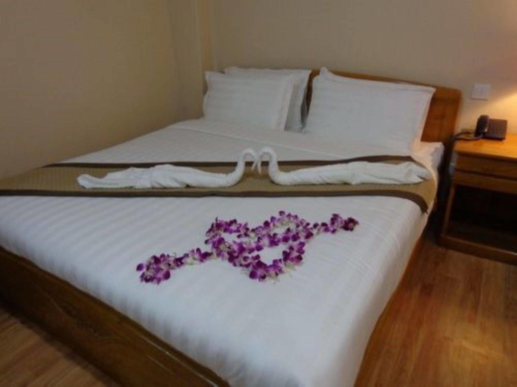 Royal Khattar Hotel Yangon Ngoại thất bức ảnh