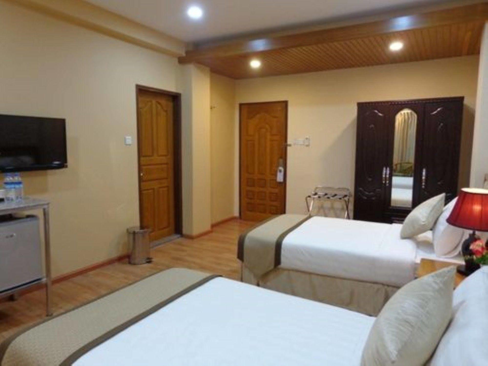 Royal Khattar Hotel Yangon Ngoại thất bức ảnh